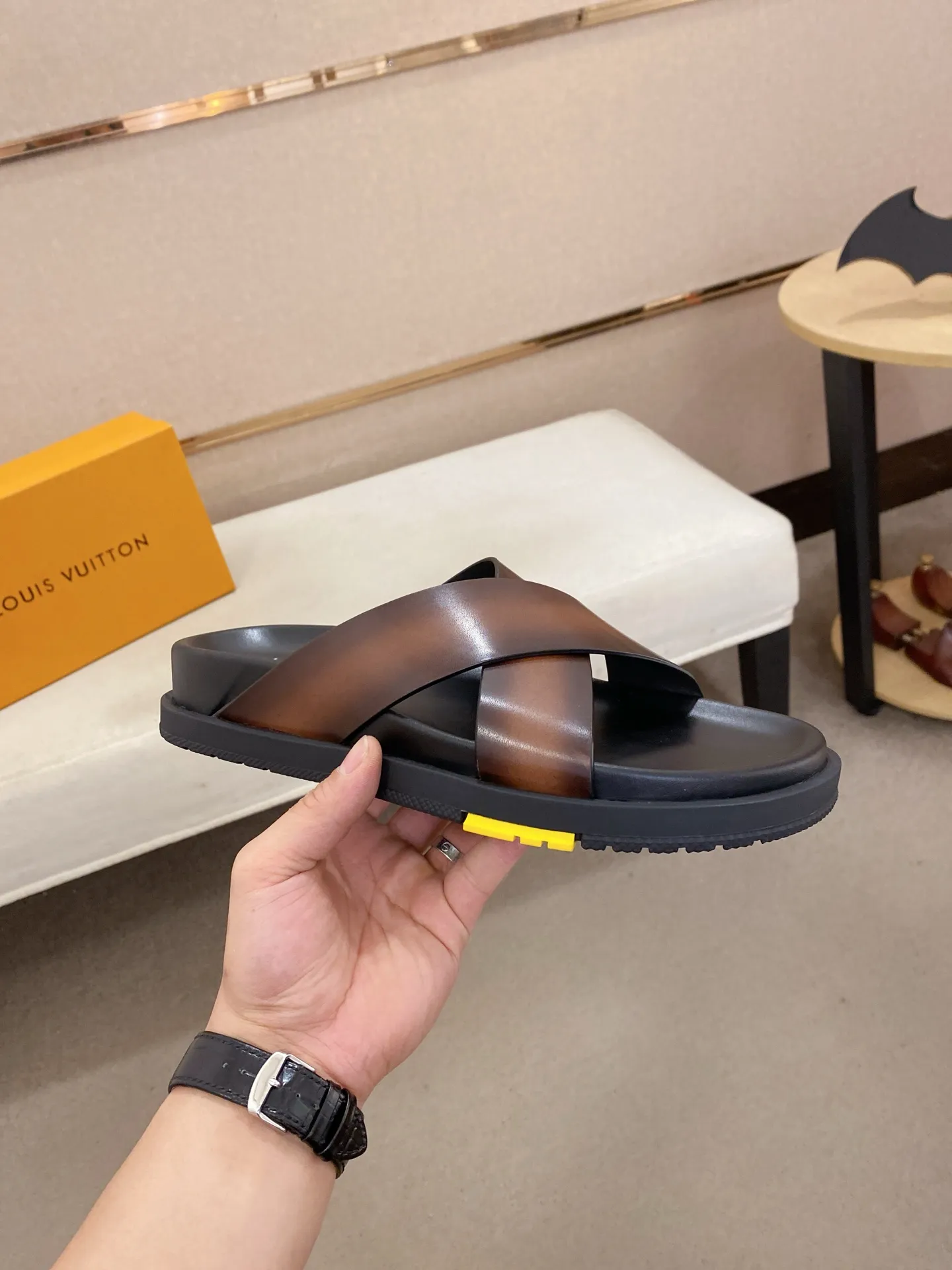 Factory price: 420💰Made by LV🔍Top purchasing agent. Men's spring and summer slippers are available at the same counter. The uppers are made of cowhide imported from Italy. High-quality craftsmanship, soles: original soles specially provided by the original factory, exclusive movable molded soles are super comfortable, original factory follow-up goods, 🔍🔍high quality, can be entered and exited the counter at will, welcome to compare, code number 38-44. Can be customized45